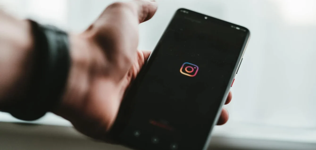 Instagram+Log+in+-+99+Degrees+-+claudio-schwarz-1920w