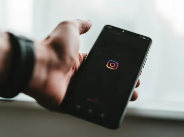 Instagram+Log+in+-+99+Degrees+-+claudio-schwarz-1920w