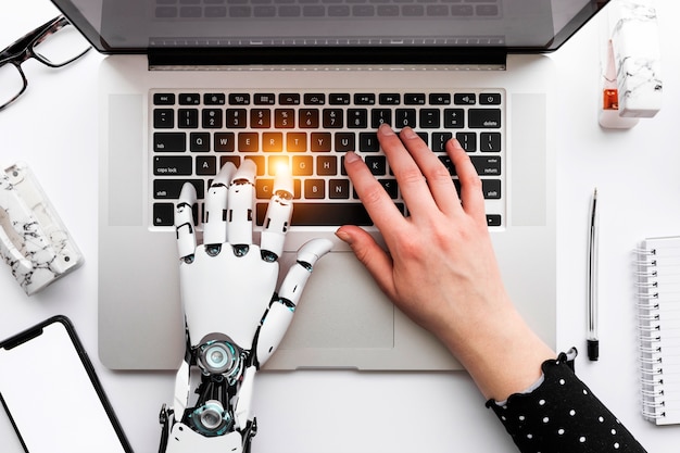 Foto gratuita persona que usa la herramienta ai en el trabajo